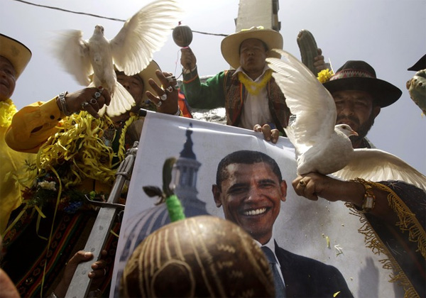 Шаманы в Лиме держат голубей и фотографии Барака Обамы во время ритуала, призванного обеспечить мир во всем мире в 2010 году