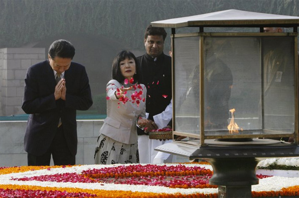 Японский премьер-министр Юкио Хатояма и его жена Миюки Хатояма посетили мемориал Махатмы Ганди в Нью Дели
