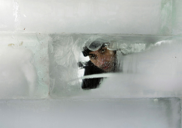 Израильский иллюзионист Хези Дайян смотрит через стену ледяной клетки