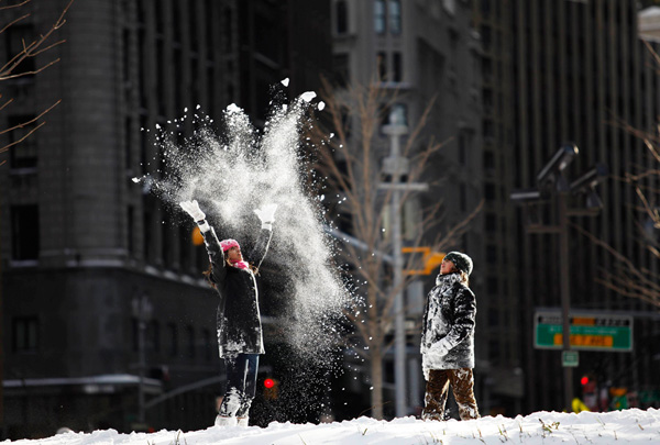 Дети Нью Йорка играют со снегом