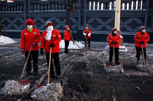 Пекинские дворники убирают улицы от снега