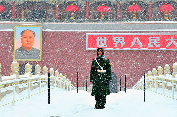 итайский страж порядка мужесвенно переносит снегопад