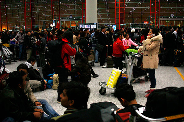 ысячи пассажиров застряли в Пекинском национальном аэропорту из-за задержки рейсов
