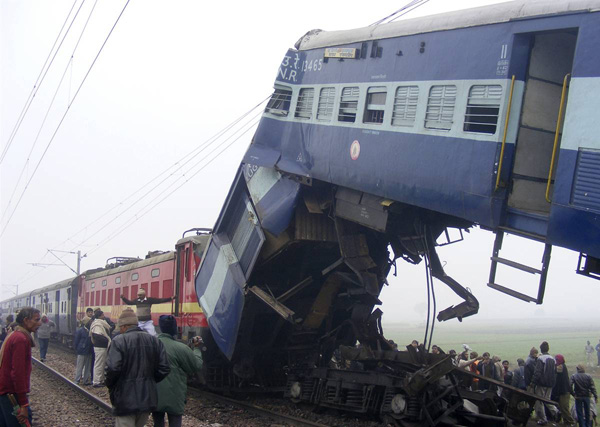 Сильный туман, окутавший утром 2 января северные районы Индии, стал причиной столкновения пассажирских поездов в штате Уттар-Прадеш