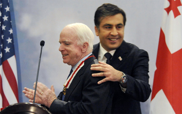 Грузинский президент Михаил Саакашвили и Сенатор США Джон МакКейн встретились на конференции в Батуми