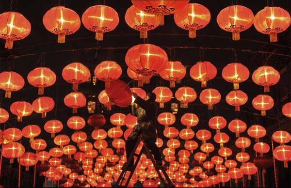 Рабочий развешивает светильники в рамках приготовления к Китайскому новому году по лунному календарю, который в этом году выпадает на 14 февраля