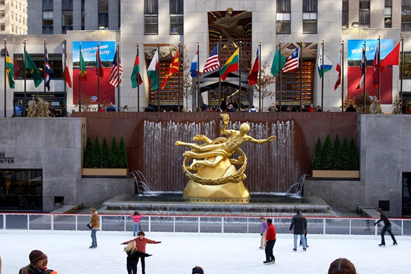new_york_manhattan_rockfeller_center_ice-skating_ring.jpg