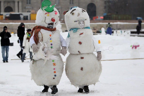  Активисты, одетые в снеговиков, выступили с призывом