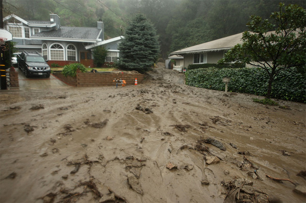 Потоки грязи между домами в эвакуированном районе Калифорнии
