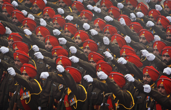 военный парад с участием индийской национальной армии и военной техники