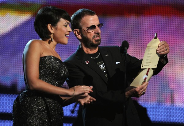 grammy_awards_2010_ringo_starr_norah_jones.jpg
