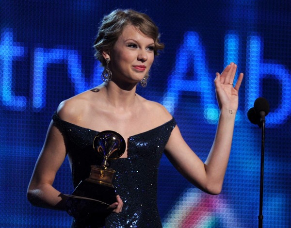 grammy_awards_2010_taylor_swift2.jpg