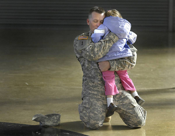 Сержант Andrew Cuce встретился с трехлетней дочерью Аллисой
