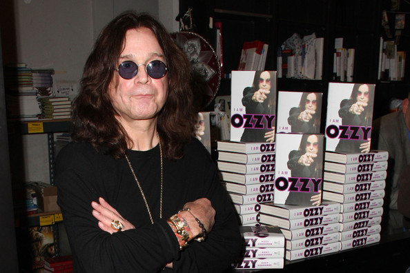 Rock+legend+Ozzy+Osbourne+signs+copies+biography+qeuarybVwqhl.jpg
