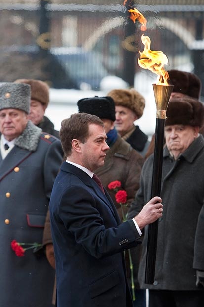 Дмитрий Медведев торжественно зажег Вечный огонь на Могиле Неизвестного солдата у кремлевской стены