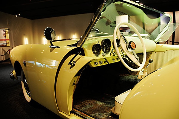petersen_automotive_museum_kaiser-darrin.jpg