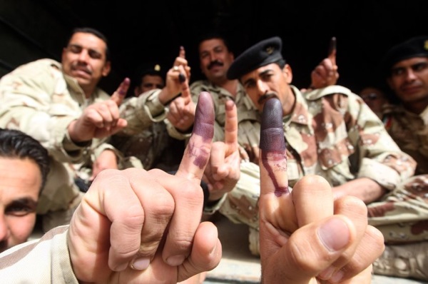 iraq_parliament_elections14_soldiers_voted_thursday.jpg
