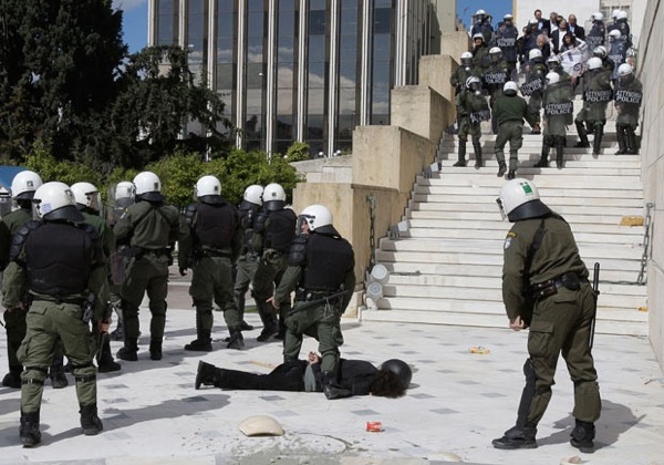 Массовые протесты в центре Афин переросли в беспорядки