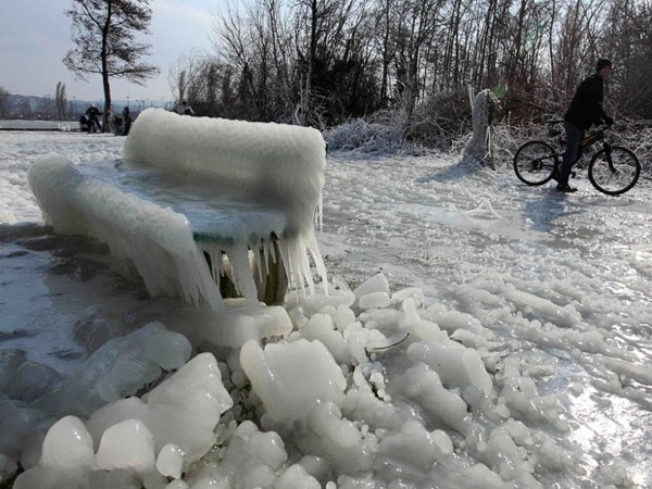 ice_weather_neuchatel_lake_yverdon_switzerland2.jpg