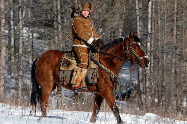 Глава правительства РФ Владимир Путин катается на лошади в Хакасии