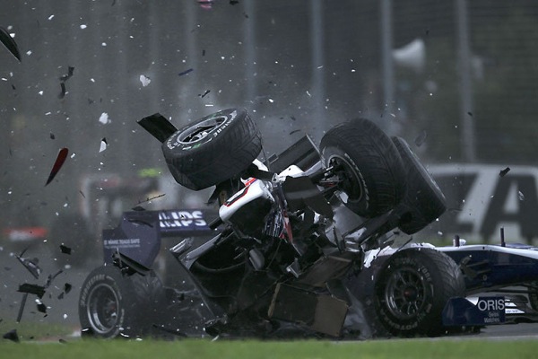 gp_formula1_melbourne_sauber_pilot_kamui_kobayashi_crash.jpg