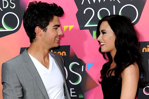 kids_choice_awards_joe_jonas_with_friend_demi_lovato.jpg