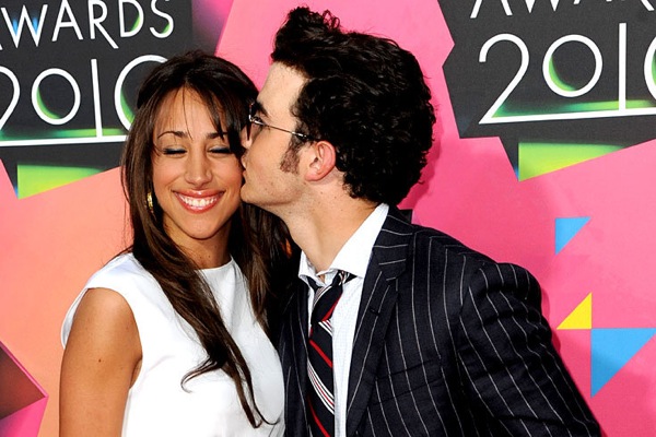kids_choice_awards_kevin_jonas_with_wife_danielle_deleasa.jpg