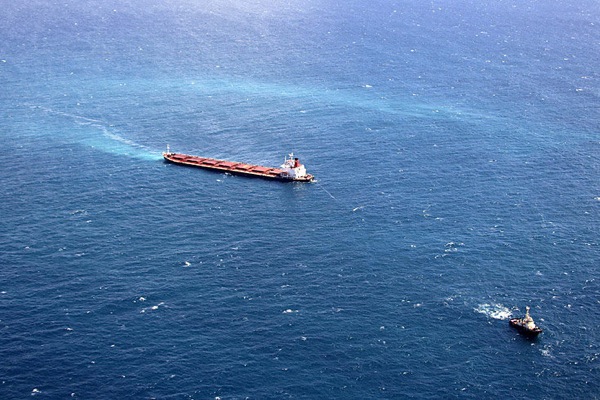 Great_Barrier_Reef_Oil_Leak04.jpg