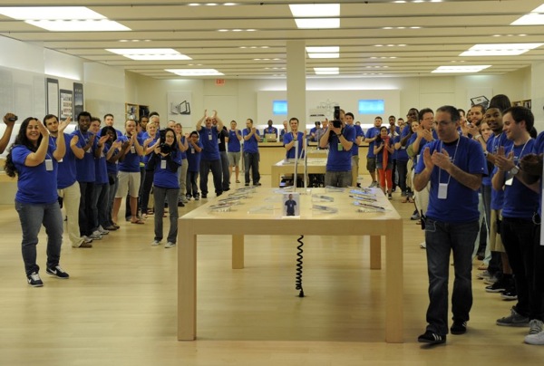 apple_ipad_store_farmington_connecticut_staff.jpg