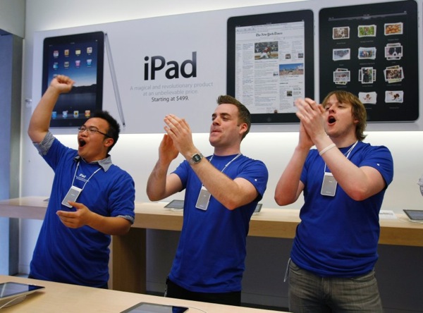 apple_ipad_store_farmington_connecticut_staff2.jpg