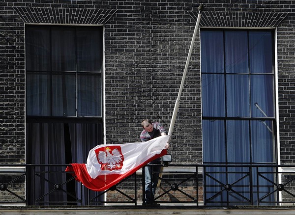kaczynski_death_london_polish_national_flag_embassy.jpg