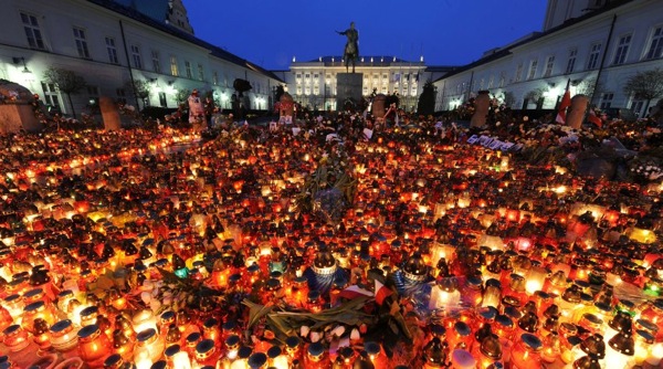 kaczynski_death_presidential_palace_warsaw_candles.jpg