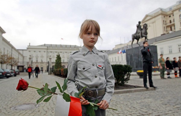 kaczynski_death_presidential_palace_warsaw_little_girl.jpg