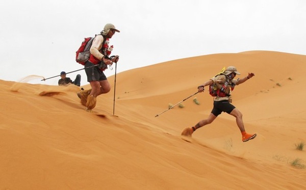 Марафон в песках в пустыне Сахары на юге Марокко