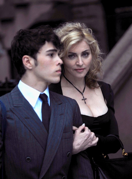 MadonnaDolceGabbana2010FW5.jpg