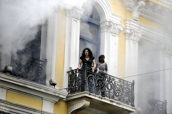 Демонстранты подожгли банк в центре Афин