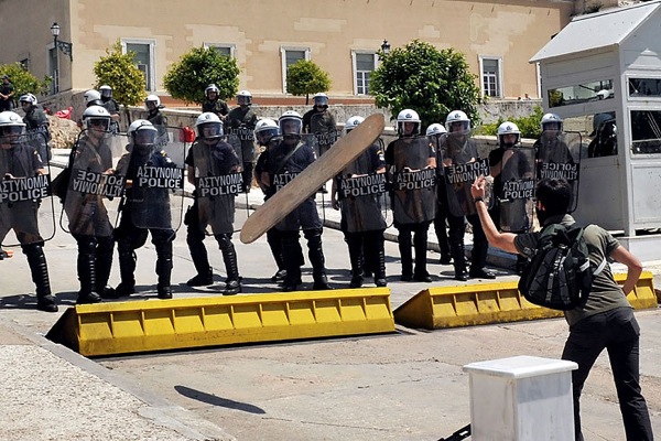 На борьбу с беспорядками мобилизована вся полиция Афин