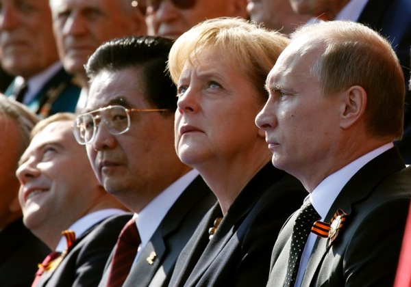 victory_60_parade_moscow_dmitri_medvedev_hu_jintao_angela_merkel_vladimir_putin.jpg