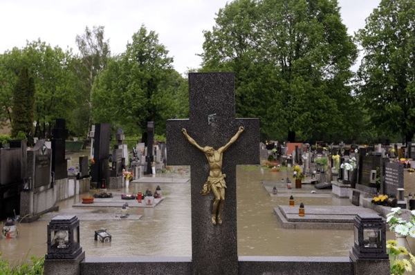 floods_czech_republic_bohumin_cemetary.jpg