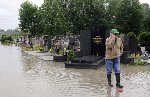 floods_czech_republic_bohumin_cemetary2.jpg