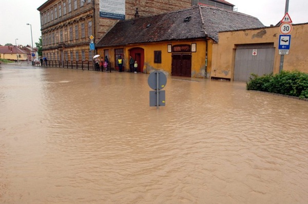 floods_hungary_street.jpg
