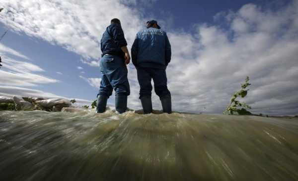 floods_hungary_temporary_dam_breaks_200km_from_budapest.jpg