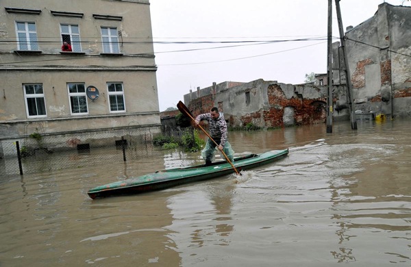 floods_poland_brzeg_man_on_kayak.jpg