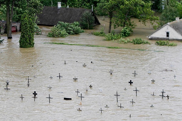 floods_poland_swiniary_cemetary.jpg