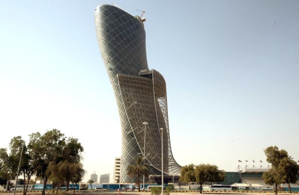 Здание Capital Gate признано искусственной башней с самым большим наклоном в мире