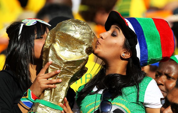 world_cup_2010_south_africa_opening_fans_replica.jpg