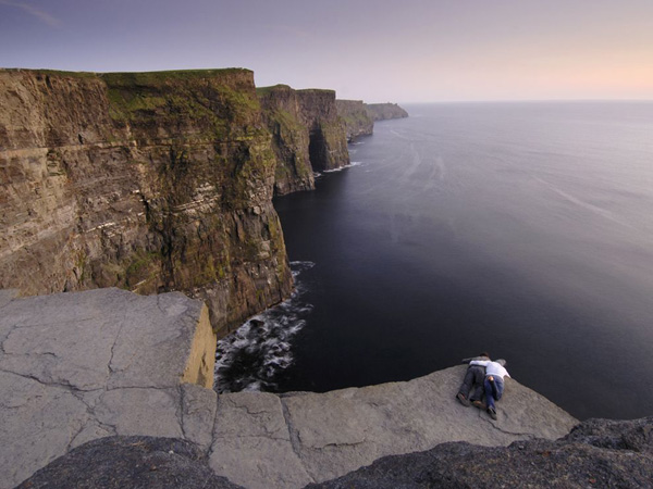 cliffs-of-moher-couple_21068_990x742.jpg