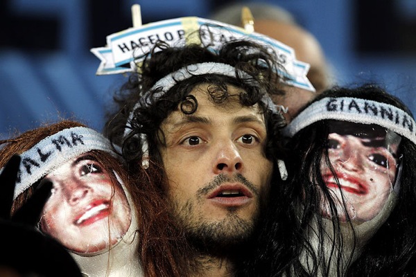 world_cup_2010_argentina_fan_with_dolls.jpg