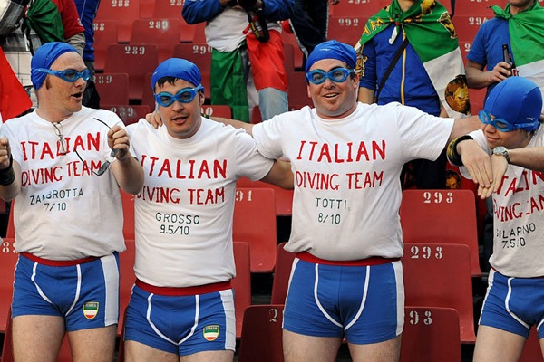 world_cup_2010_italy_fans_swimming_team.jpg