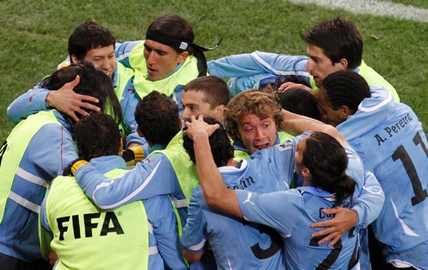 holland_uruguay_goal_diego_forlan4.jpg